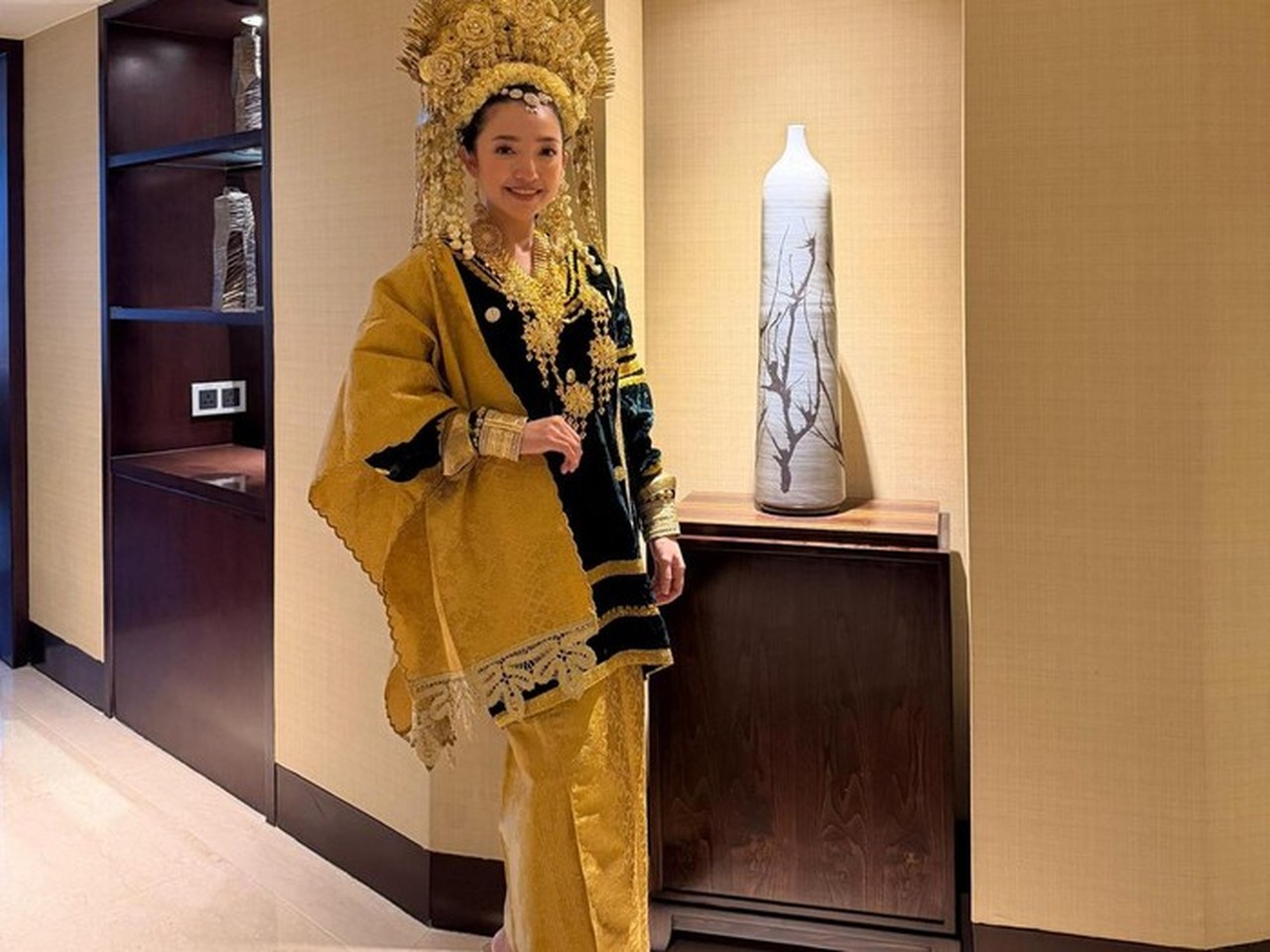 Manda Cello Kenakan Baju Adat Sumbar di CFD, Serukan Kepedulian untuk Sumatera