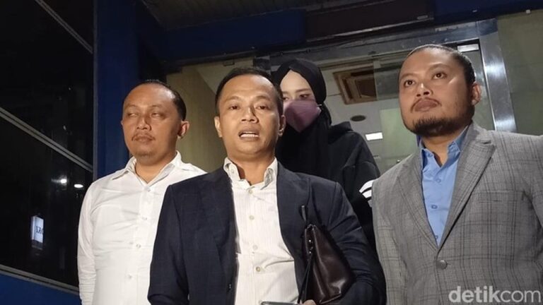 Tim Kuasa Hukum Inara Rusli Mundur, Ungkap Adanya Perbedaan Visi dengan Klien Tim Kuasa Hukum Inara Rusli Mundur, Ungkap Adanya Perbedaan Visi dengan Klien