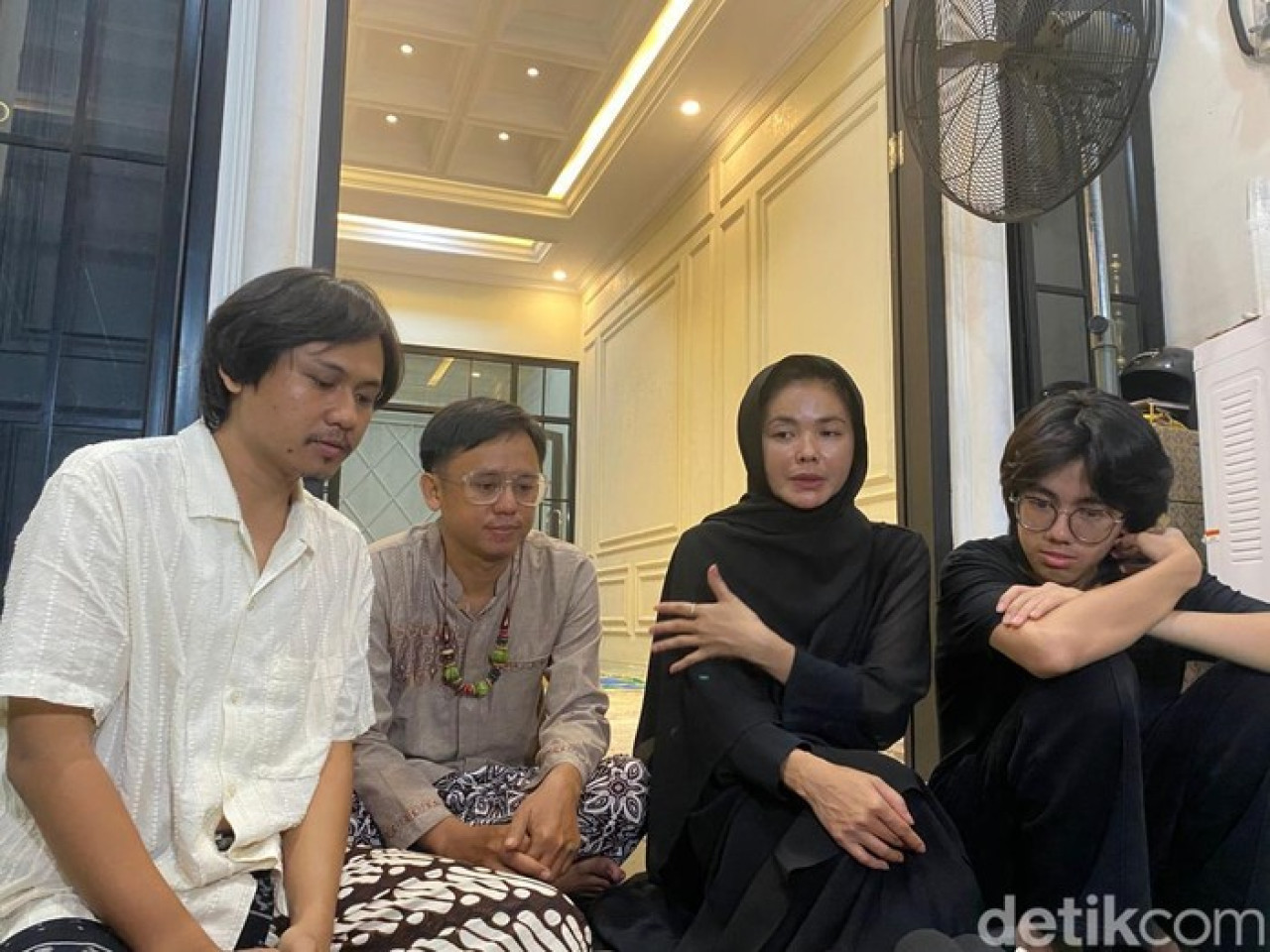 Karina Ranau Terharu Tahlilan Epy Kusnandar Banjir Doa dan Pelayat. (Foto: Muhammad Ahsan Nurrijal)