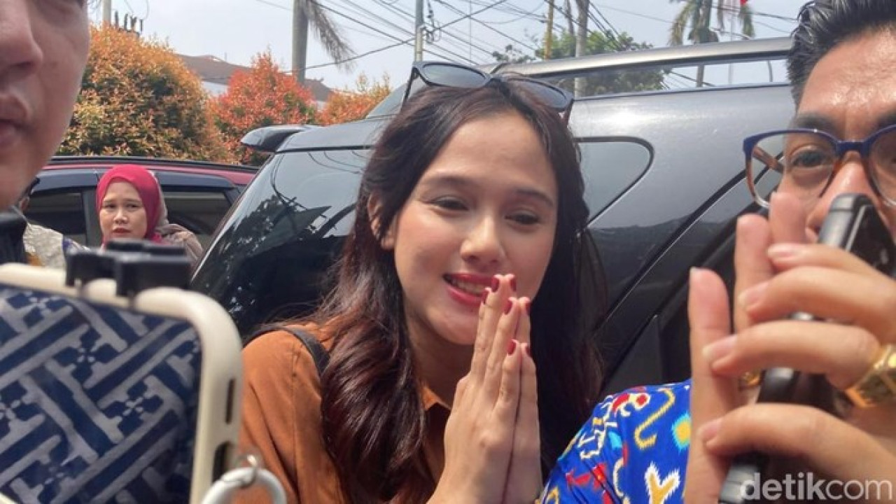 Kakak Meiza Aulia Ungkap Tak Restui Pernikahan dengan Eza Gionino Sejak Awal Kakak Meiza Aulia Ungkap Tak Restui Pernikahan dengan Eza Gionino Sejak Awal