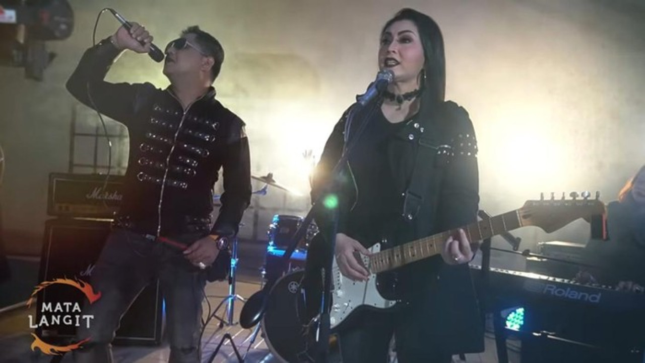 Ratna Listy Alami Pecah Ban di Tol Cipali, Mobil Berasap Hingga Hancur