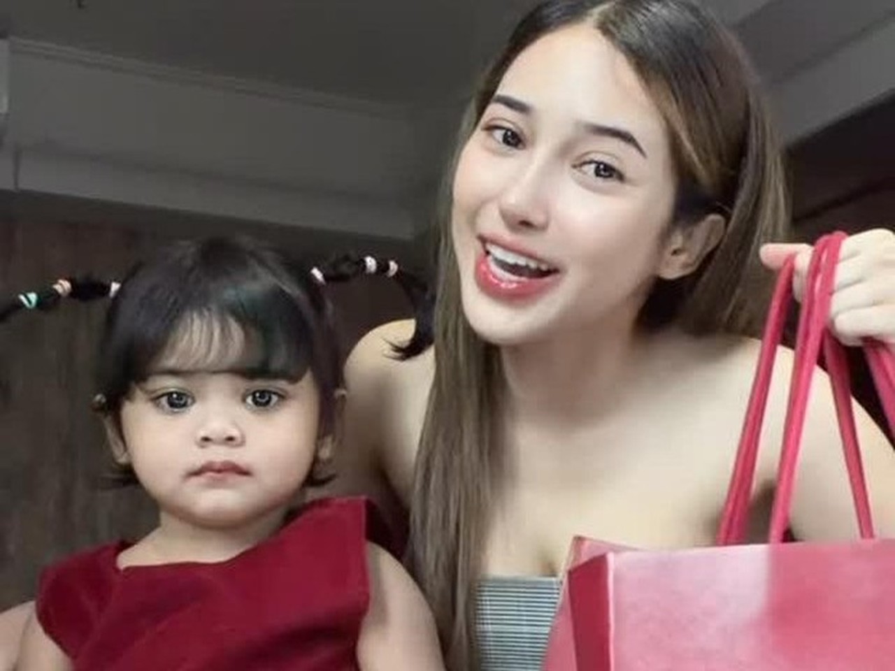 Selebgram Dilan Janiyar Beri Kado Ulang Tahun Gelang Cartier Seharga Rp 35 Juta untuk Putri Selebgram Dilan Janiyar Beri Kado Ulang Tahun Gelang Cartier Seharga Rp 35 Juta untuk Putri