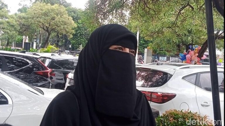 Umi Pipik: Wardatina Mawa Tetap Istikamah Berhijab Meski Banjir Tawaran Brand Ambassador Umi Pipik: Wardatina Mawa Tetap Istikamah Berhijab Meski Banjir Tawaran Brand Ambassador