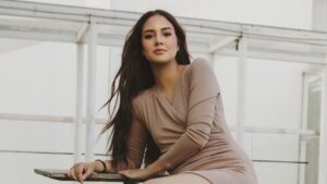 Aurelie Moeremans Minta Publik Tak Spekulasi dan Bully Sosok dalam Memoar ‘Broken Strings’