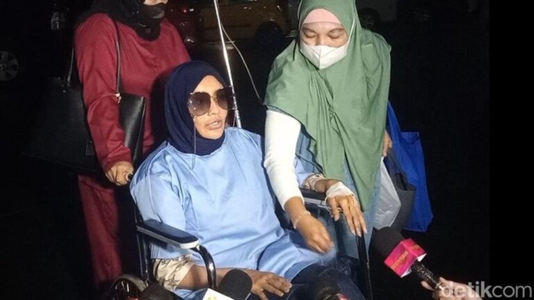 Doktif Penuhi Panggilan Polisi Gunakan Kursi Roda, Akui Stres Memikirkan Richard Lee