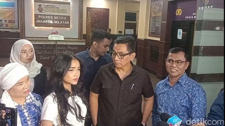 Selebgram Fuji Datangi Polres Jaksel, Ungkap Trauma Akibat Penggelapan Dana Rp 1 Miliar Selebgram Fuji Datangi Polres Jaksel, Ungkap Trauma Akibat Penggelapan Dana Rp 1 Miliar