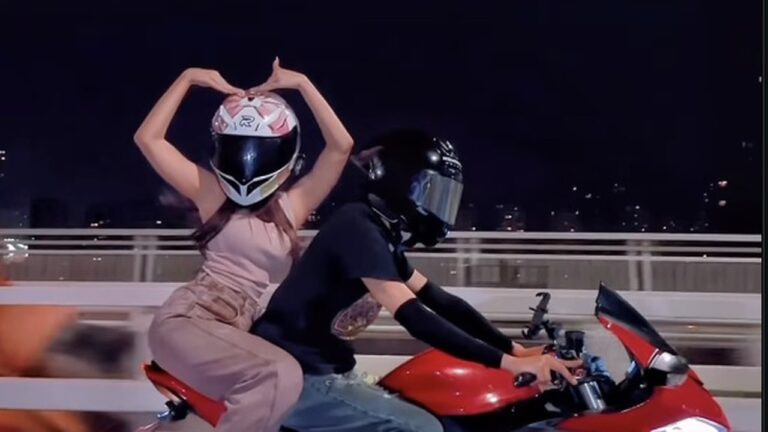 Fuji Klarifikasi Isu Pacar Baru: Pria yang Memboncengnya adalah Ojek Bayaran Rp 1 Juta Fuji Klarifikasi Isu Pacar Baru: Pria yang Memboncengnya adalah Ojek Bayaran Rp 1 Juta