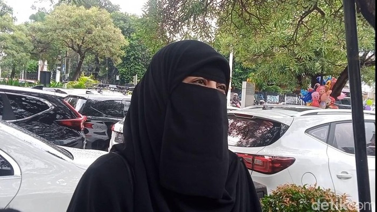 Umi Pipik Ingatkan Pentingnya Ilmu dan Keadilan dalam Praktik Poligami Umi Pipik Ingatkan Pentingnya Ilmu dan Keadilan dalam Praktik Poligami