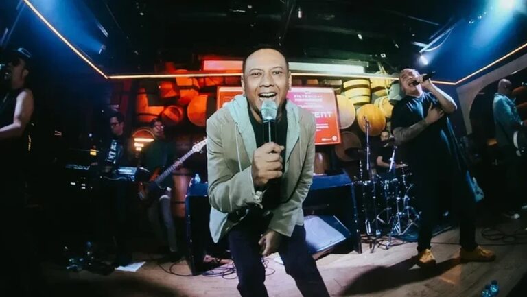 Vokalis Element Lucky Widja Meninggal Dunia, Dimakamkan Siang Ini di TPU Jeruk Purut Vokalis Element Lucky Widja Meninggal Dunia, Dimakamkan Siang Ini di TPU Jeruk Purut