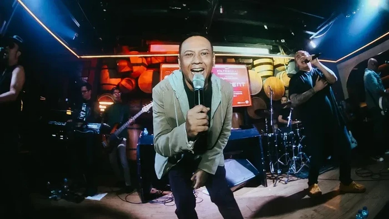 Vokalis Element Lucky Widja Meninggal Dunia, Dimakamkan Siang Ini di TPU Jeruk Purut Vokalis Element Lucky Widja Meninggal Dunia, Dimakamkan Siang Ini di TPU Jeruk Purut