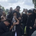 Tangis Ibunda Pecah Iringi Pemakaman Jenazah Vokalis Element, Lucky Widja