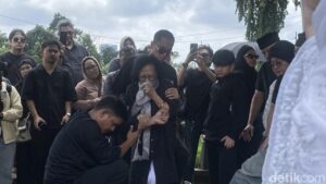 Tangis Ibunda Pecah Iringi Pemakaman Jenazah Vokalis Element, Lucky Widja