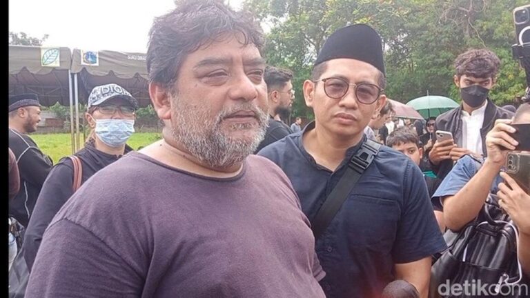 Ayah Ungkap Lula Lahfah Sosok Pekerja Keras yang Tak Pernah Mengeluh Sepanjang Hidupnya Ayah Ungkap Lula Lahfah Sosok Pekerja Keras yang Tak Pernah Mengeluh Sepanjang Hidupnya