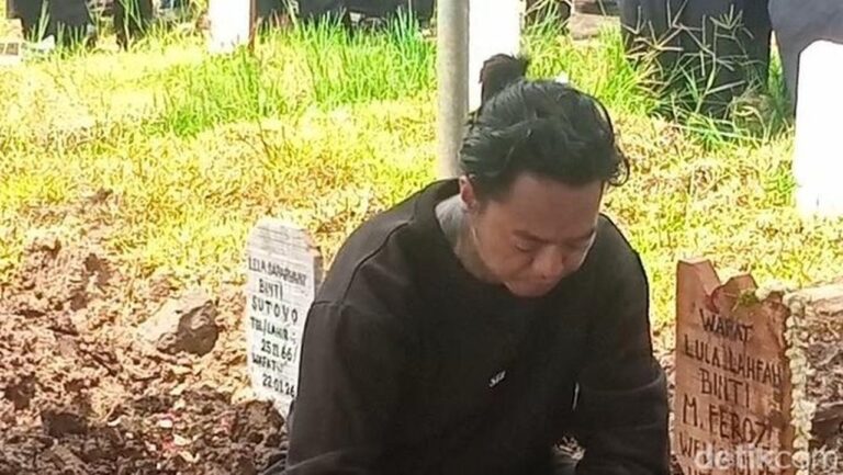 Reza Arap Ziarah ke Makam Lula Lahfah, Ungkap Impian Sang Kekasih untuk Kariernya Reza Arap Ziarah ke Makam Lula Lahfah, Ungkap Impian Sang Kekasih untuk Kariernya