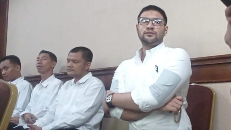 Ammar Zoni Tetap Kembali ke Nusakambangan Pasca Sidang, Akui Rindu Keluarga Ammar Zoni Tetap Kembali ke Nusakambangan Pasca Sidang, Akui Rindu Keluarga