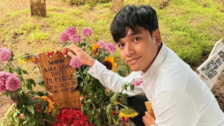 Fadly Faisal Ziarah ke Makam Lula Lahfah, Kenang Momen Kebersamaan dan Beri Dukungan