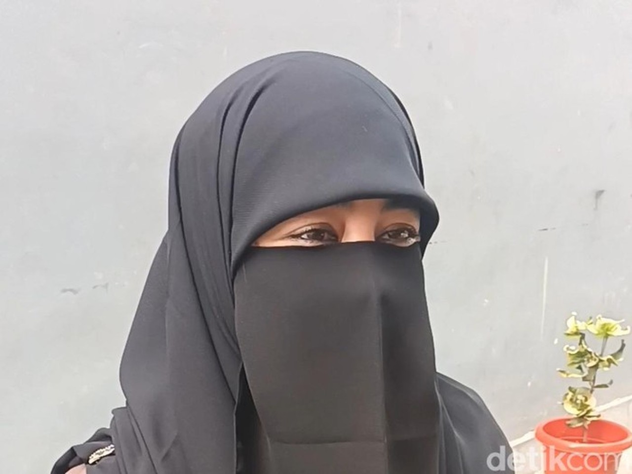 Umi Pipik Antusias Jadi Nenek, Rela Lawan Arah Demi Gendong Cucu Pertama