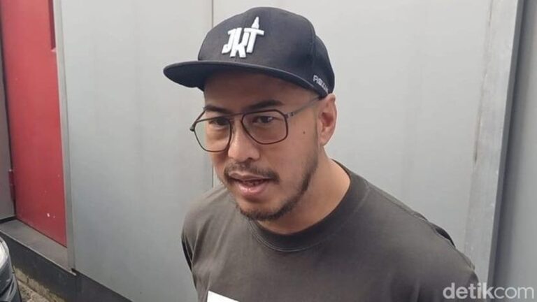 Pandji Pragiwaksono Buka Suara soal Laporan Polisi Terkait Materi Stand-Up Comedy “Mens Rea” Pandji Pragiwaksono Buka Suara soal Laporan Polisi Terkait Materi Stand-Up Comedy “Mens Rea”