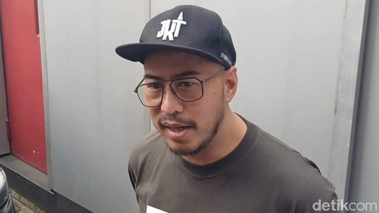 Komedian Pandji Pragiwaksono Penuhi Panggilan Bareskrim Terkait Laporan Ujaran SARA Komedian Pandji Pragiwaksono Penuhi Panggilan Bareskrim Terkait Laporan Ujaran SARA