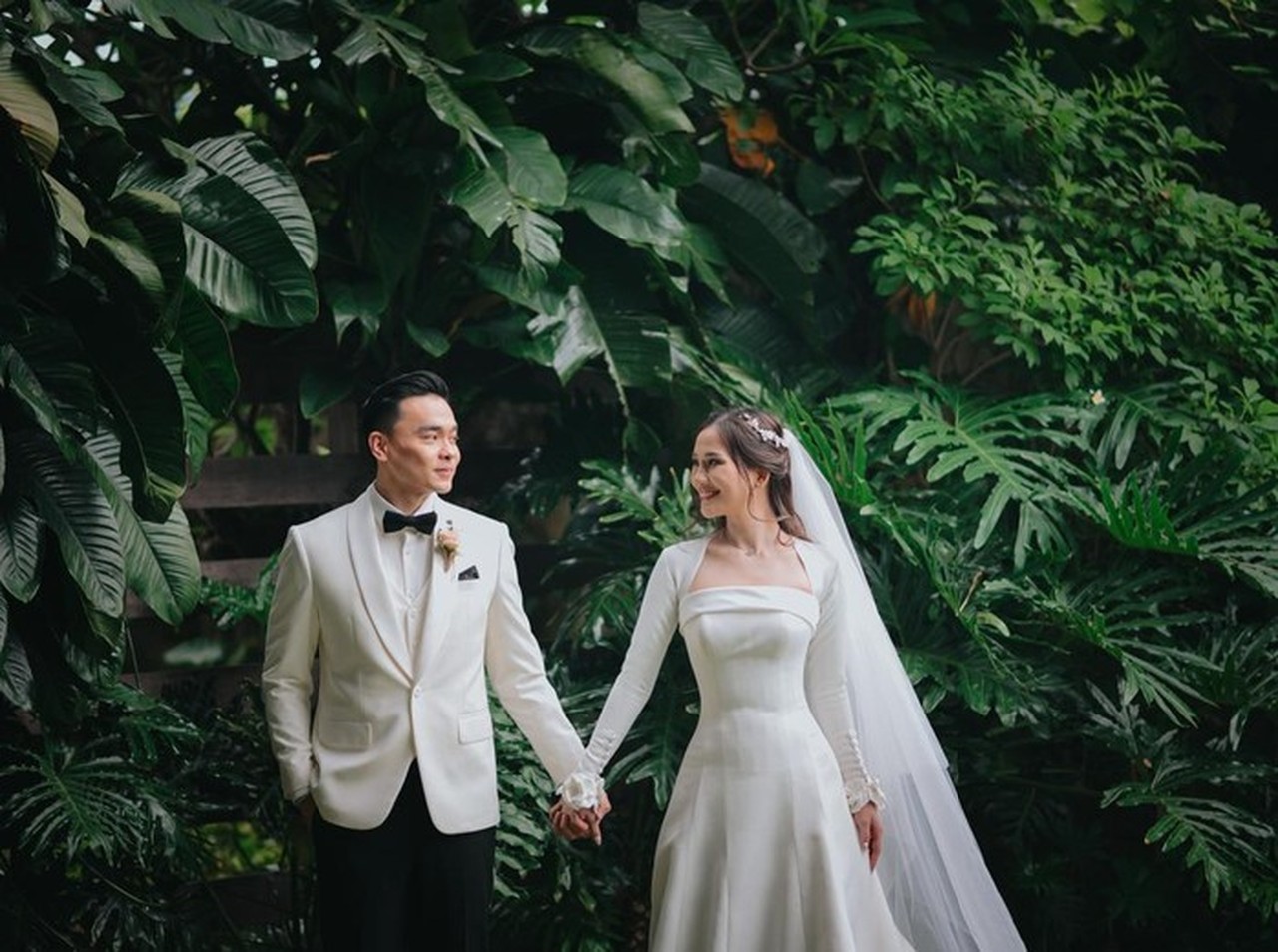 Evelina Tan dan Ivan Kabul Resmi Menikah, Ungkap Kebahagiaan dan Haru di Hari Bahagia Evelina Tan dan Ivan Kabul Resmi Menikah, Ungkap Kebahagiaan dan Haru di Hari Bahagia