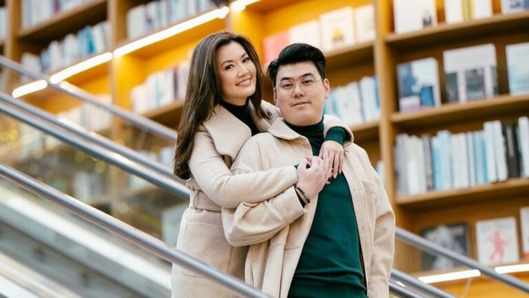 Asty Ananta Rela Terbentur Meja demi Konten Viral Bersama Suami Asty Ananta Rela Terbentur Meja demi Konten Viral Bersama Suami