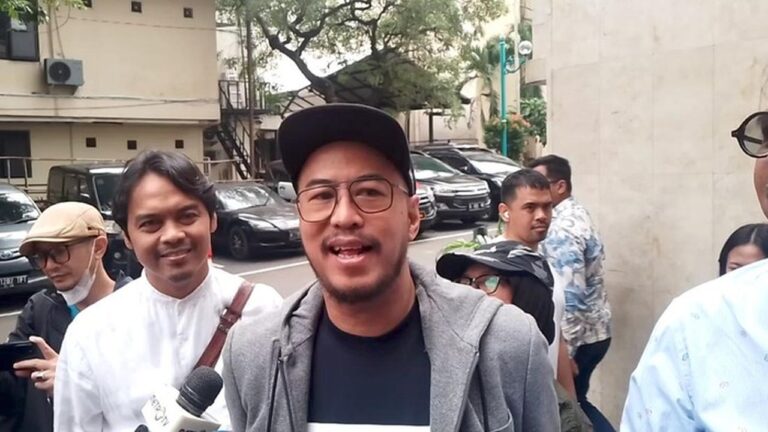 Pandji Pragiwaksono Penuhi Panggilan Polisi Terkait Laporan Materi Stand Up Comedy “Mens Rea”